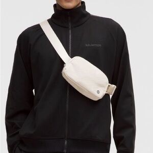 Lululemon Everywhere Belt Bag 1L - Bone color